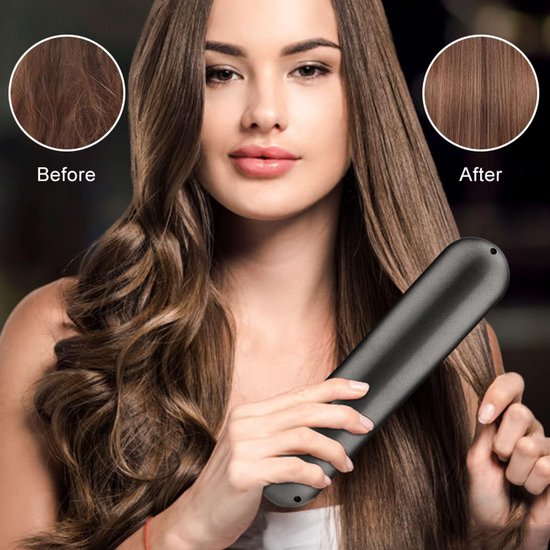 Vrouw met lang bruin haar, voor en na het stylen, houdt grijze haarstyler vast.