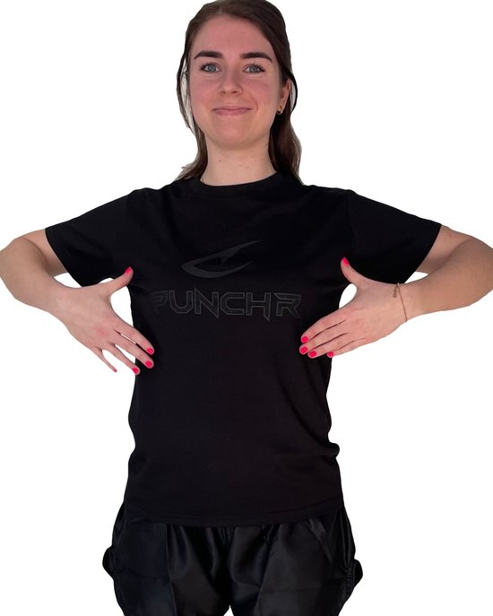 Vrouw in zwart t-shirt met PUNCHR logo op de borst.