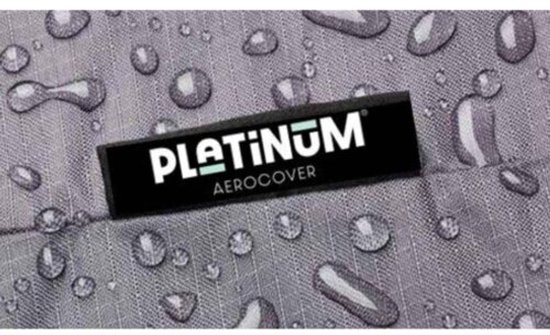 Close-up van grijze stof met waterdruppels. Zwart logo "PLATINUM AeroCover".