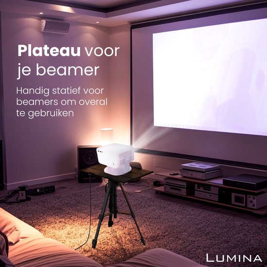 Een witte beamer op een zwart Lumina statief projecteert op een groot scherm in een woonkamer.