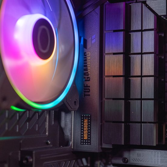 Close-up van een verlichte computer ventilator met regenboogkleuren, naast het 'TUF GAMING' logo.