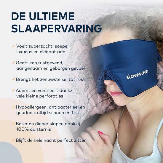 Een vrouw met krullend haar draagt een donkerblauw zijden slaapmasker. Tekst: 'DE ULTIEME SLAAPERVARING'.