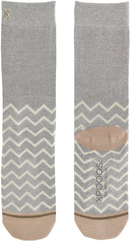Twee lichtgrijze sokken met witte zigzagprint, beige hiel en neus, en XPOOOS logo.