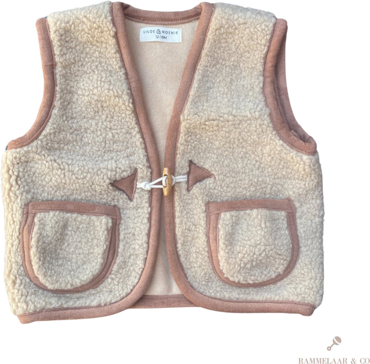 Rammelaar&Co Teddy Vest – Baby Bodywarmer – Zacht Katoen – Warme Voering – Houten Sluiting – Beige – 12-18 maanden