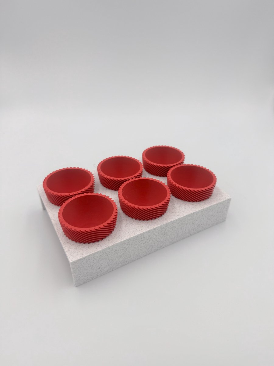 6 rode 3d geprinte eierdopjes in houder. Marmer look houder met 6 eierdopjes in stijl.