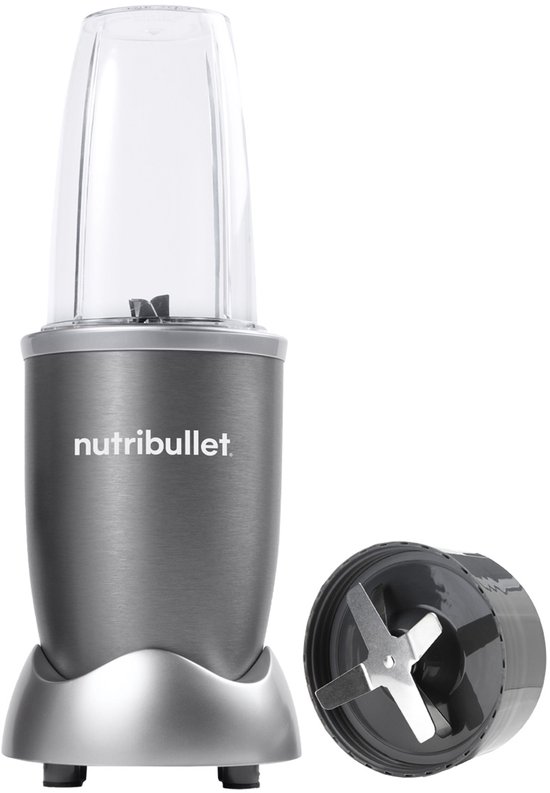 Nutribullet blender met grijze motorbasis, doorzichtige beker en een losse set messen.