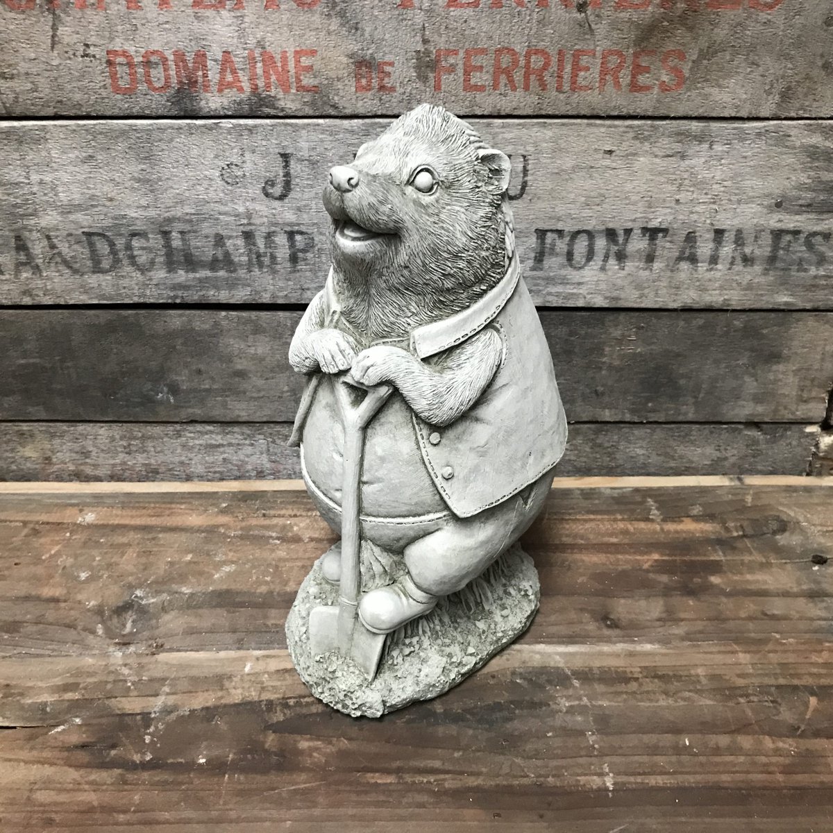 Betonnen tuinbeeld - egel met spade