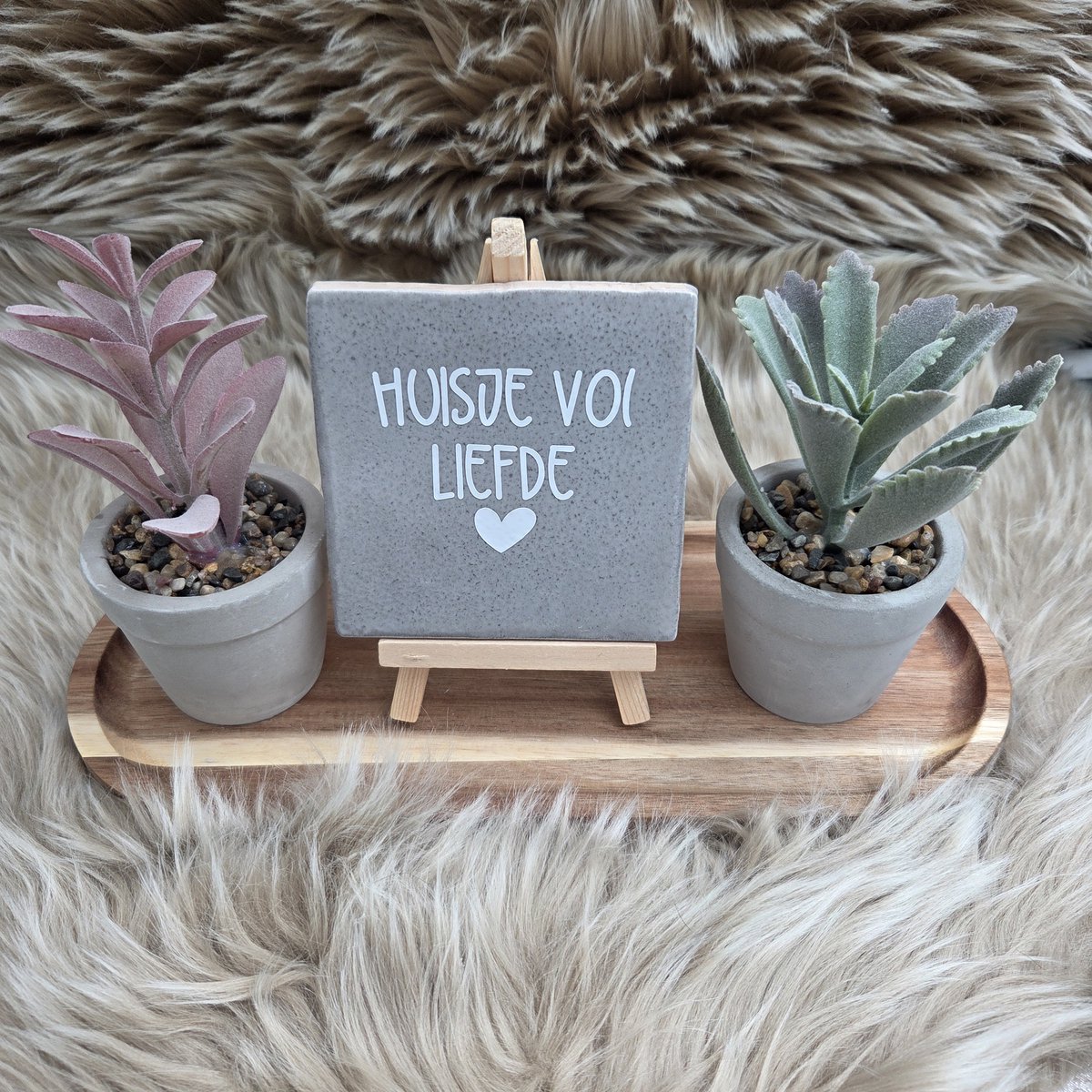 CreaCraft Robuust Wenstegeltje – Huisje vol liefde – Hip trendy tegeltje – 10x10 cm – Leuk Cadeau voor Vriendin, Zus, Juf, Collega of zomaar voor jezelf – Stijlvolle Woondecoratie – Trendy nu – Decoratief Tegeltje met Standaard – Cadeau Idee Robuust grijs/Wit