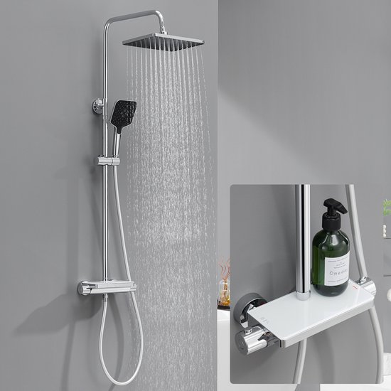 Chroom douchesysteem met werkende regendouche en een ingezoomd detail van de plank.