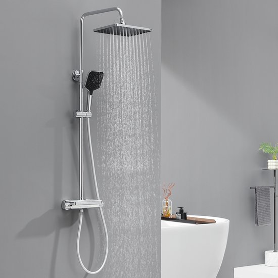 Doucheset met vierkante douchekop en handdouche in glanzend chroom, met thermostatische kraan en glazen planchet.