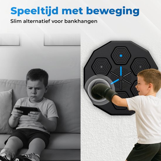 Een jongen kijkt verveeld naar een smartphone, links. Rechts slaat een vrolijke jongen op een zwart trainingsapparaat met hexagonaal design.