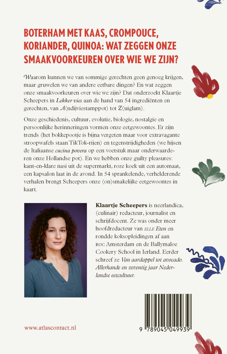 Portret van Klaartje Scheepers, met bruine krullen, een gebloemd shirt, en een lichte glimlach.