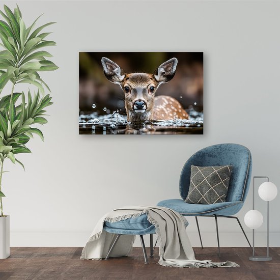 Jong hert met spetterend water - Hert portret - Canvas water - Hyperrealisme - Kunstobject - Slaapkamer wanddecoratie - canvas 45x30 cm
