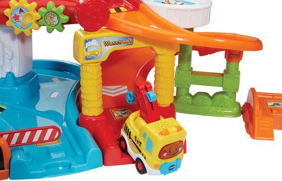 VTech Toet Toet Auto's speelgoedgarage met gele takelwagen bij de wasstraat.