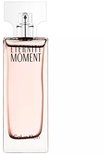 Flacon de Calvin Klein Eternity Moment Eau de Parfum au liquide rose tendre.