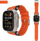 Oranje sportbandje met zilverkleurig Apple Watch met een digitale wijzerplaat. Twee weergaven van het horloge met bandje.