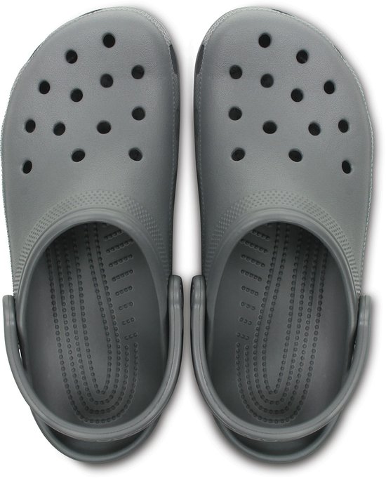 Dessus de deux sabots Classic gris Crocs avec perforations et semelles rayées.