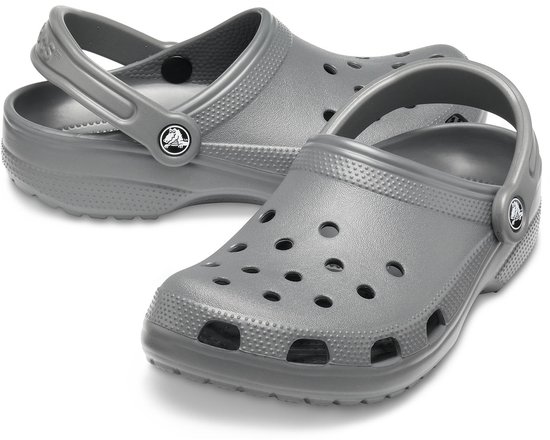 Sabots Crocs gris, vus de face, avec la bride rabattue vers l'arrière.