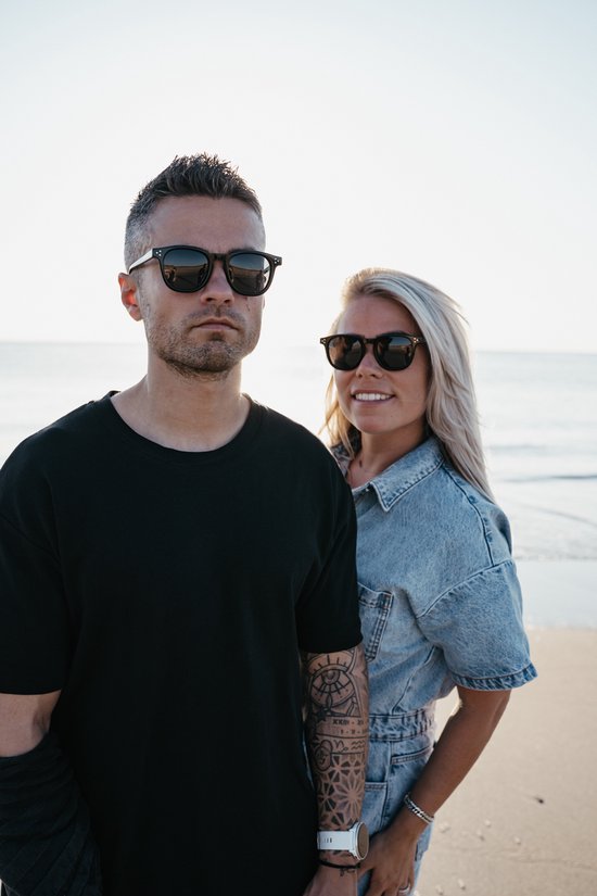 The Brand Remarkable - Zonnebril Unisex - Zonnebril Dames - Zonnebril Heren - Ronde Zonnebril - Zwart - UV400 - Luxe, Duurzame & Trendy Zonnebril - Designer Zonnebril - Mode Zonnebril 2025 - Inclusief Beschermhoes - Polariserend Look van The Brand Remarkable — afbeelding 5