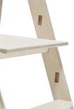 Detail van de houten structuur van een kinderopstapje met inkepingen.