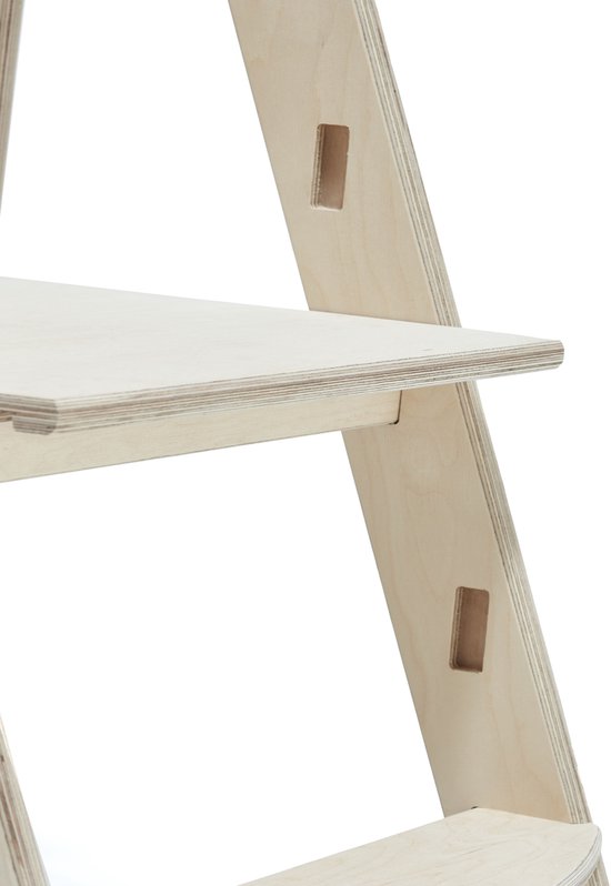 Detail van de houten structuur van een kinderopstapje met inkepingen.