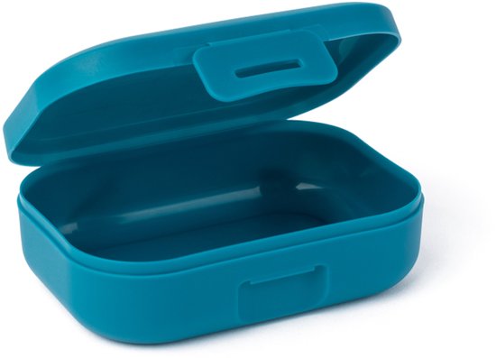 Boîte à snacks turquoise vide avec couvercle ouvert, sur fond blanc.