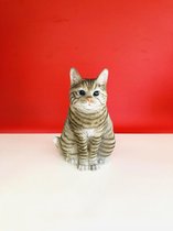 Britse Korthaar 30 cm hoog - Kat zittend groot taupe gestreept – kitten - poes - polyester - polystone - beeld - tuinbeeld - hoogkwalitatieve kunststof - decoratiefiguur - interieu