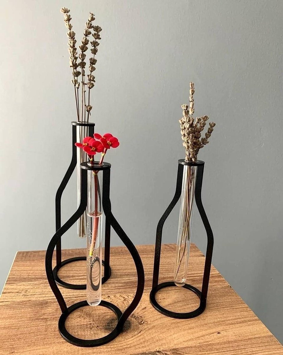 Moderne metalen vaas in de kleur wit