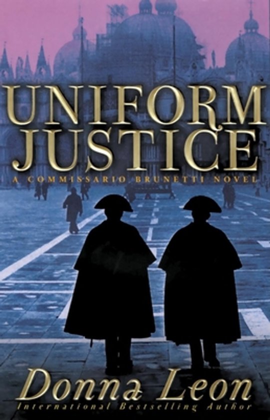 Boekomslag 'Uniform Justice' met de titel en auteur Donna Leon, op een achtergrond van Venetië met twee figuren in uniform.
