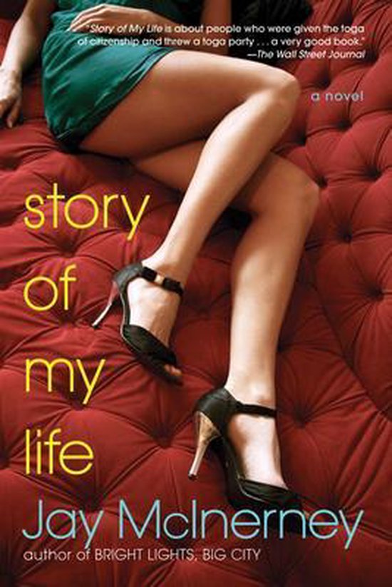 Boekcover van 'Story of My Life' van Jay McInerney, met een vrouw in een groene jurk en zwarte hakken op een rode bank.