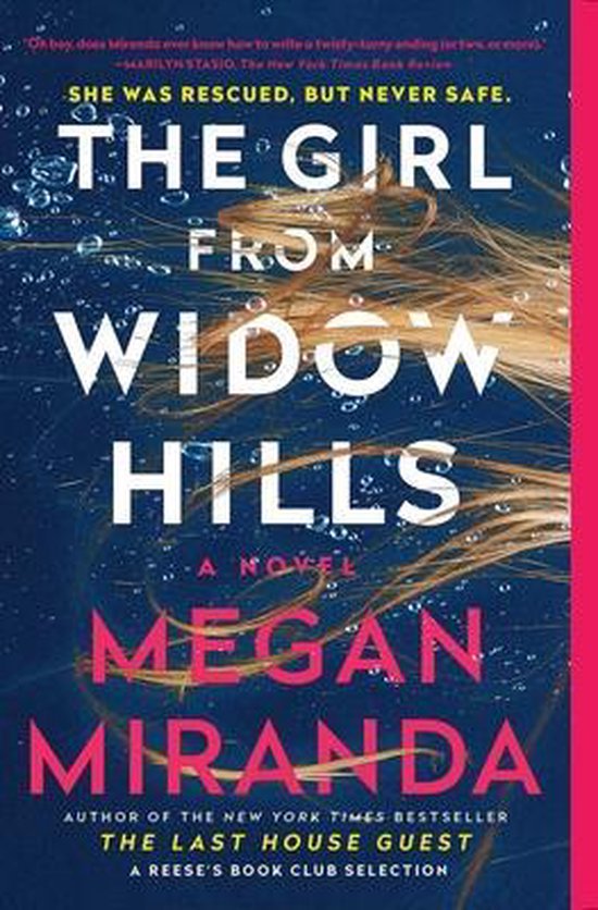 Boek "The Girl from Widow Hills" met de tekst "SHE WAS RESCUED, BUT NEVER SAFE.", meisje met blond haar onder water.