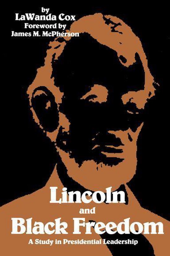Couverture du livre 'Lincoln and Black Freedom' avec une silhouette d'Abraham Lincoln en orange et noir. Le texte "Lincoln and Black Freedom" est en bas.