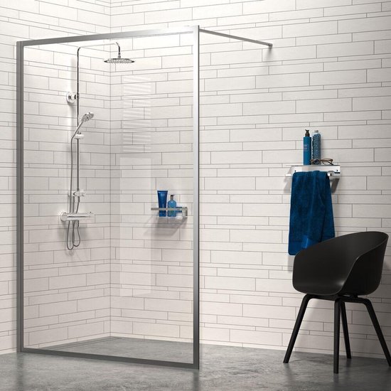 Douche moderne avec murs carrelés blancs, garnitures de douche chromées, une chaise noire avec serviette bleue et une serviette bleue sur une étagère.