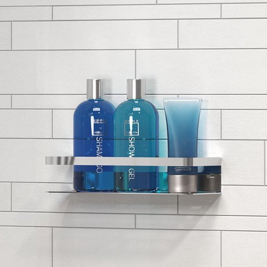 Étagère de douche chromée avec deux flacons bleus de shampoing et gel douche, et un verre bleu.