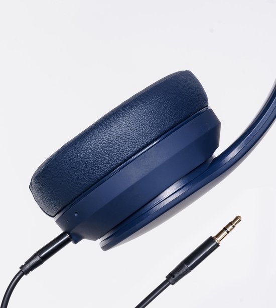 Close-up van de blauwe, opvouwbare over-ear koptelefoon met een leren oorcup en 3,5 mm jack plug.
