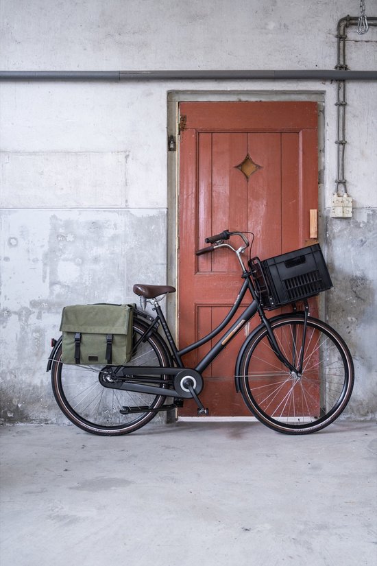 Zwarte transportfiets met bruine tas op bagagedrager, met zwart krat voorop.