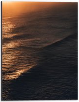 Dibond - Donkere Zee met Oranje Zon - 30x40cm Foto op Aluminium (Met Ophangsysteem)
