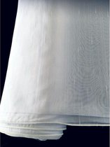 Vitrage stof wit met streepjes om zelf gordijnen te maken.