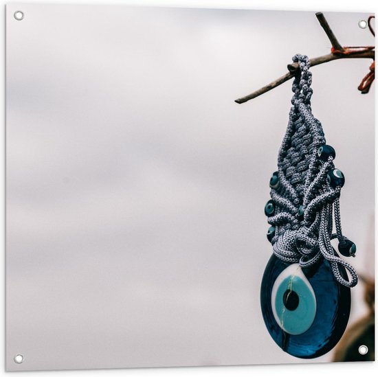 Tuinposter – Geluksoog hangend in Boom - 80x80cm Foto op Tuinposter  (wanddecoratie voor buiten en binnen)