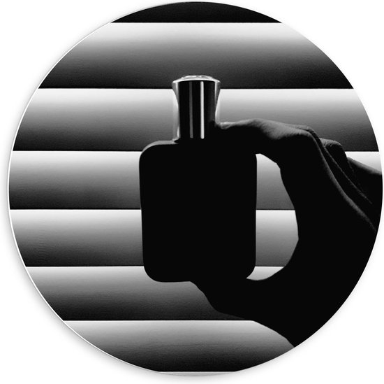 Forex Wandcirkel - Zwart/Wit Parfumflesje Die Iemand Vasthoudt - 60x60cm Foto op Wandcirkel (met ophangsysteem)