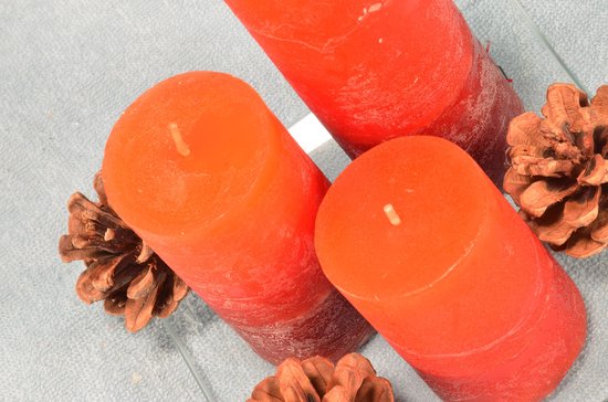Kerst geschenkset met 3 rode KAARSEN, glazen onderzetter en DENNENAPPELS - Geleverd door Candles by Milanne
