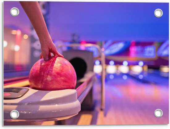 Tuinposter – Hand in Bal op Bowlingbaan - 40x30cm Foto op Tuinposter  (wanddecoratie voor buiten en binnen)