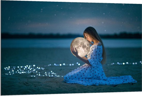 Dibond - Meisje met Maan op het Strand - 120x80cm Foto op Aluminium (Met Ophangsysteem)