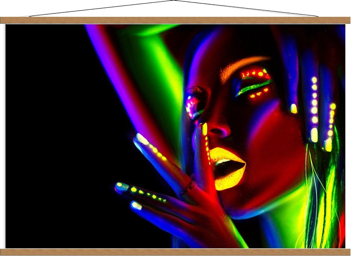 Schoolplaat – Vrouw Versierd met Lichtgevende Verf - 120x80cm Foto op Textielposter (Wandd