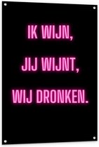 Tuinposter – Tekst: ''Ik Wijn, Jij Wijnt, WIj dronken'' Neon Letters Roze/Zwart - 80x120cm Foto op Tuinposter  (wanddecoratie voor buiten en binnen)
