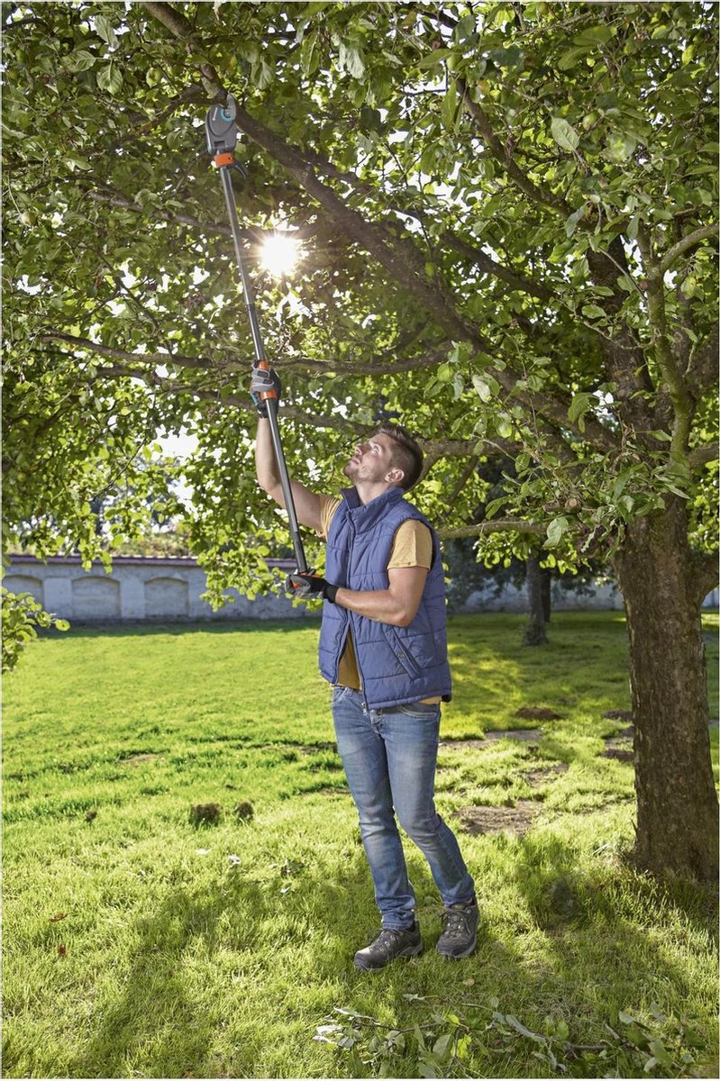 Nieuwe aanbouwwerktuigen voor knippen takken, bomen, struiken