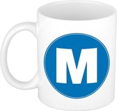 Mok / beker met de letter M blauwe bedrukking voor het maken van een naam / woord - koffiebeker / koffiemok - namen beker