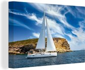 Canvas Schilderij Witte zeilboot met een prachtige blauwe lucht - 30x20 cm - Wanddecoratie