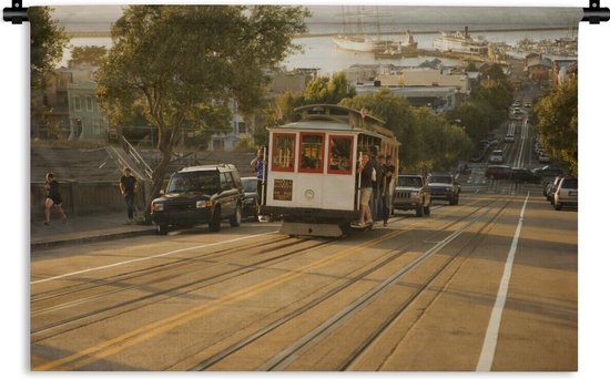 Wandkleed Tram - Een tram gaat in de richting van het centrum Wandkleed katoen 90x60 cm - Wandtapijt met foto