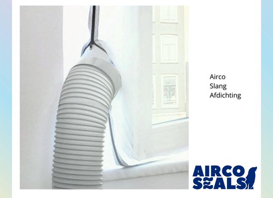 Witte flexibele slang met een ronde opening die door een raamafdichting gaat. Tekst Airco Slang Afdichting.